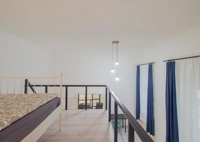 Industrial Double Loft شقة *
